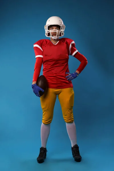 Foto completa de jovem jogador de futebol americano em capacete branco, sportswear com bola na mão — Fotografia de Stock