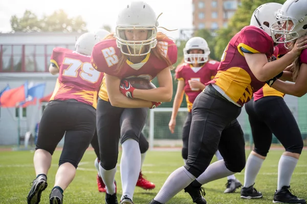 Obraz sportovců hrající na americký fotbal na zeleném trávníku v letním dni — Stock fotografie