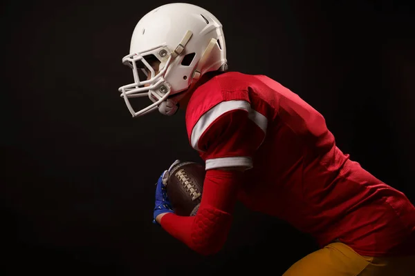 Image du côté de la joueuse de football américaine en studio — Photo