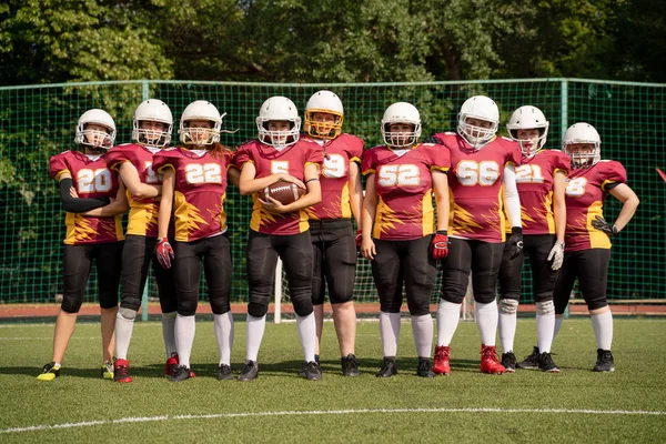 Foto de cuerpo entero del equipo femenino de rugby mirando la cámara — Foto de Stock