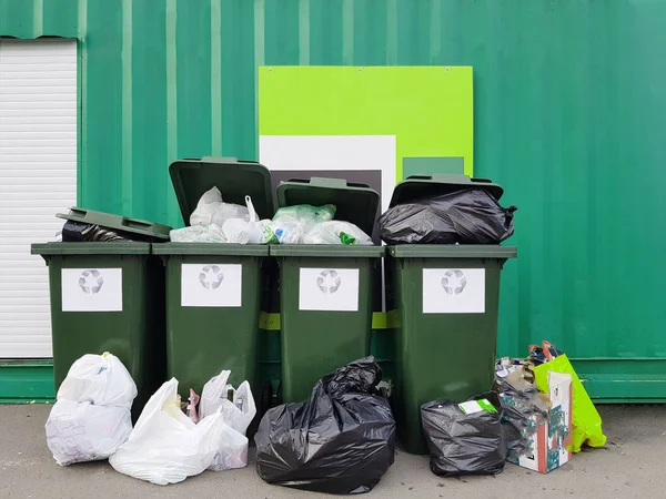 垃圾罐的照片，垃圾袋附近的绿色围栏. — 图库照片