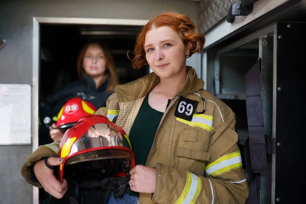 Obraz dwóch kobiet strażaków w Fire Truck — Zdjęcie stockowe