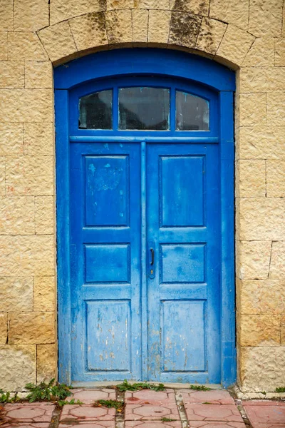 Foto da fachada do edifício velho com portas azuis — Fotografia de Stock