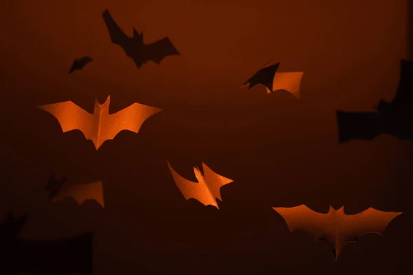 빈 빨간색 배경에 회색 종이 박쥐의 사진. — 스톡 사진