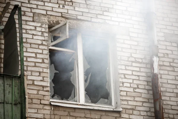 Image de maison en brique grise avec fumée sortant de la fenêtre — Photo