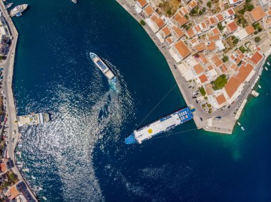 Masmavi deniz, yaylalar, yelkenli tekne ile defne fotoğrafı