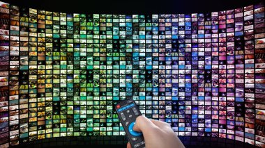 Resimleri ile TV televizyon akıllı ve Uzaktan kumanda ile el mans.