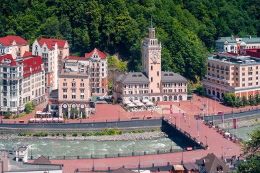 Rusya, Soçi - 4 Temmuz 2019:Rosa Khutor belediye binası ile ana meydana teleferikten görünüm, Krasnaya Polyana .