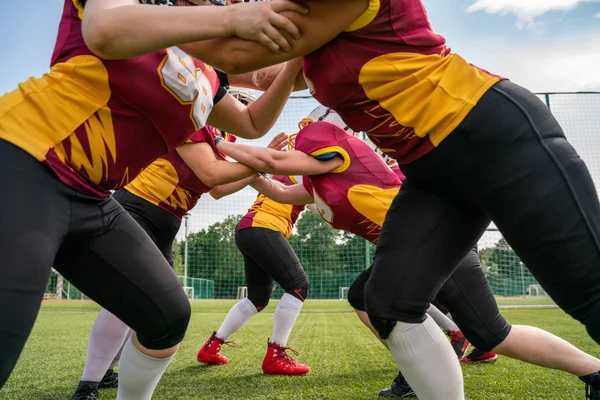 Foto de atletas mulheres jogando futebol americano no gramado verde — Fotografia de Stock