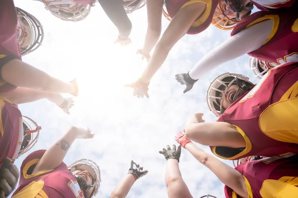 Foto de baixo da equipe de jogadores de futebol americano contra o céu azul — Fotografia de Stock