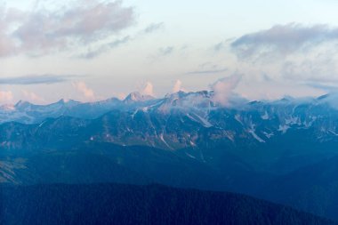 Rusya, Soçi - 4 Temmuz 2019: Pitoresk dağlık alan görüntüsü , sisli gökyüzü.