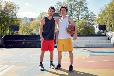 Oyun alanında basketbol ile iki sporcunun tam uzunlukta fotoğraf .