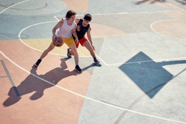 Sabah oyun alanında basketbol oynayan iki sporcunun en iyi fotoğrafı.