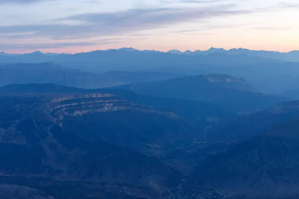 Gün batımında sisli dağ manzara fotoğrafı — Stok fotoğraf