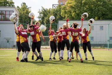 Kamera bakarak kaldırdı elleri ile kadın rugby takımının tam uzunlukta fotoğraf