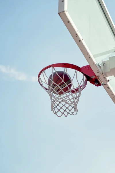 Фото баскетбольного кольца на фоне голубого неба  . — стоковое фото