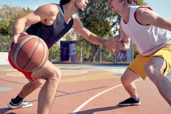Изображение спортивных мужчин, играющих в баскетбол на детской площадке в летний день . — стоковое фото