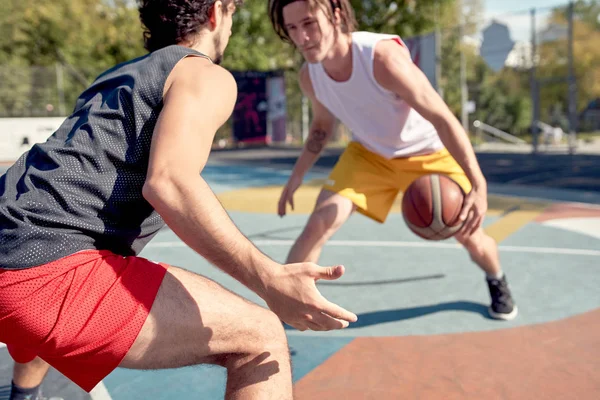 Изображение юношей, играющих в баскетбол на детской площадке в летний день  . — стоковое фото