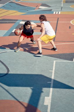 Sabah oyun alanında basketbol oynayan iki genç sporcunun en iyi görüntüsü.