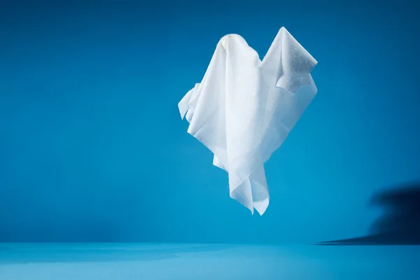 Mavi arka plan üzerinde beyaz kumaştan halloween hayaletler Görüntü — Stok fotoğraf