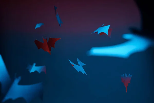 空万圣节背景上蓝色和红色纸蝙蝠的图像. — 图库照片