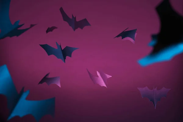 紫色背景上蓝色蝙蝠的万圣节图像. — 图库照片
