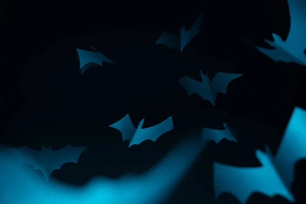 Imagen de Halloween de murciélagos de papel azul sobre fondo azul oscuro . — Foto de Stock