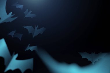 Boş koyu mavi arka plan üzerinde mavi kağıt yarasalar Halloween görüntü.