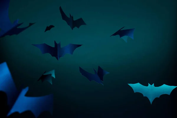 深蓝色背景蓝纸蝙蝠的万圣节照片. — 图库照片