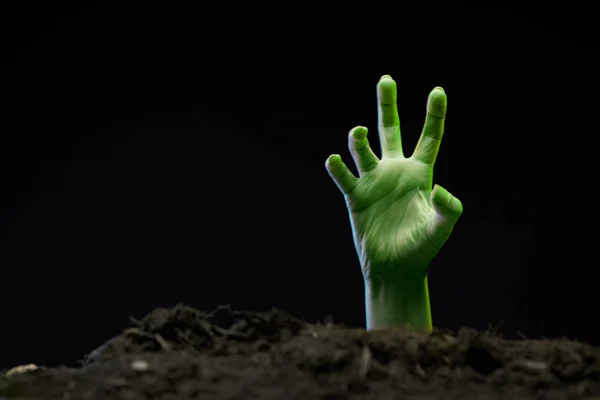 Foto van Zombie hand steken uit graf. — Stockfoto
