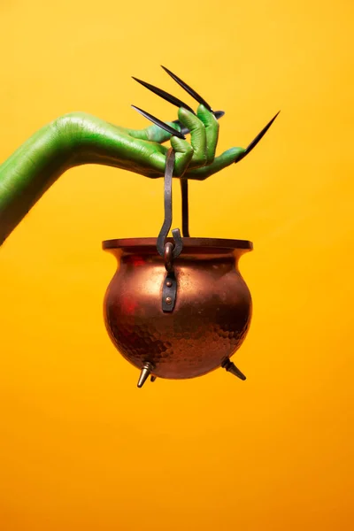 Bild der grünen Trollhand mit Melone . — Stockfoto