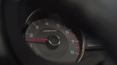 devir sayacının kırmızı işaretçisi döndürmelerin yakın görünümünü gösterir