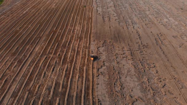 Безграничная уборка пшеницы и ржаных полей с помощью оранжевой тележки — стоковое видео