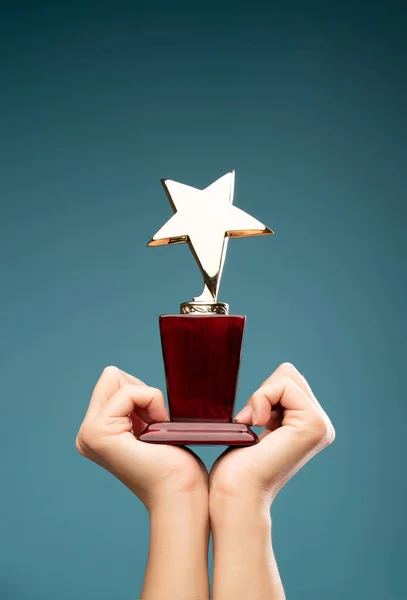 IImage de mãos de homem levantando cálice com estrela — Fotografia de Stock