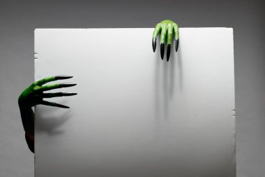 Zombi el holding beyaz sayfa. Yeşil el tutar ve tabela