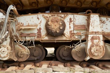 Dışarıdaki paslı kazıcı kovasına yakın çekim