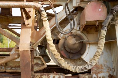 Kazı kovasını caddeye kapatın.