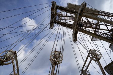 Mavi gökyüzünün arka planında kablolar olan mekanizma