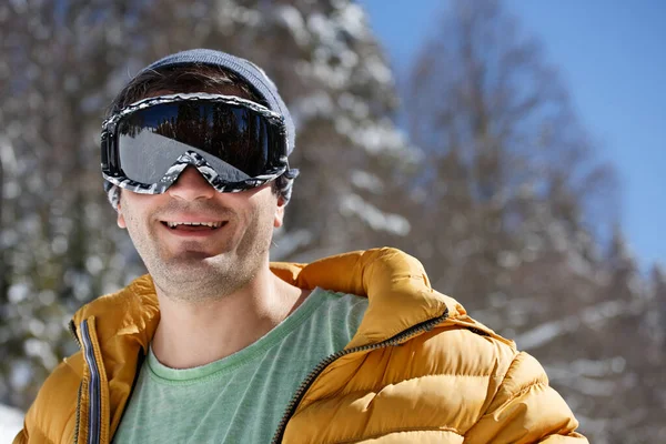 Imagem de um homem sorridente mascarado na estação de esqui . — Fotografia de Stock