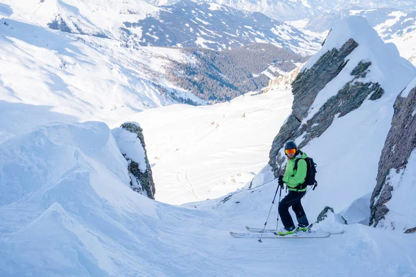 Hombres atléticos esquiando en pista nevada  . —  Fotos de Stock