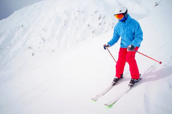 Esporte homem esqui na encosta nevada . — Fotografia de Stock