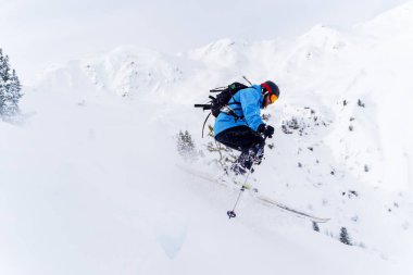 Sakallı kayakçının yan fotoğrafı.