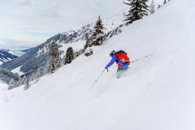 Kırmızı sırt çantalı bir sporcunun fotoğrafı.