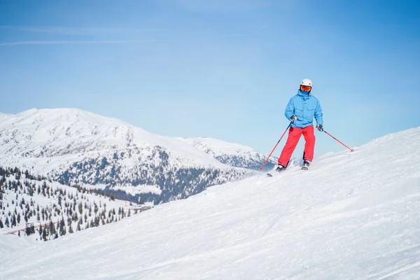 Karlı yamaçlarda kask takmış atletik adamlar kayak yapıyor.. — Stok fotoğraf