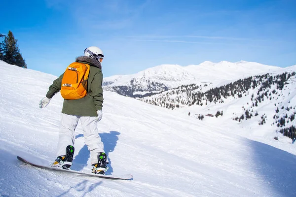 Foto de la espalda del hombre en el snowboard casco en el complejo de nieve . —  Fotos de Stock