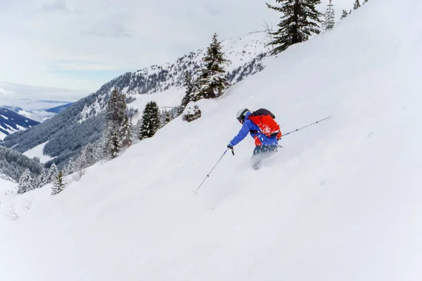 Foto de la espalda del atleta hombre con mochila roja de esquí —  Fotos de Stock