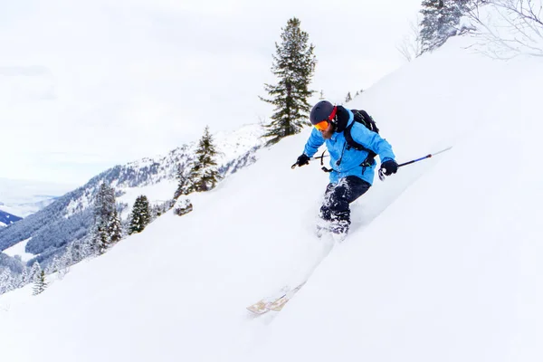 겨울 리조트에서 수염을 기르고 스키를 타고 있는 스포츠 선수의 모습 — 스톡 사진