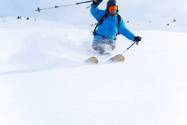 Zdjęcie sportowca w masce narciarskiej i kasku — Zdjęcie stockowe