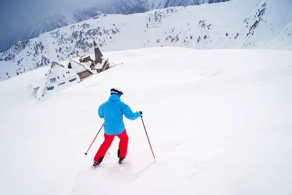 Photo de l'homme de sport dorsal skiant sur une pente enneigée . — Photo