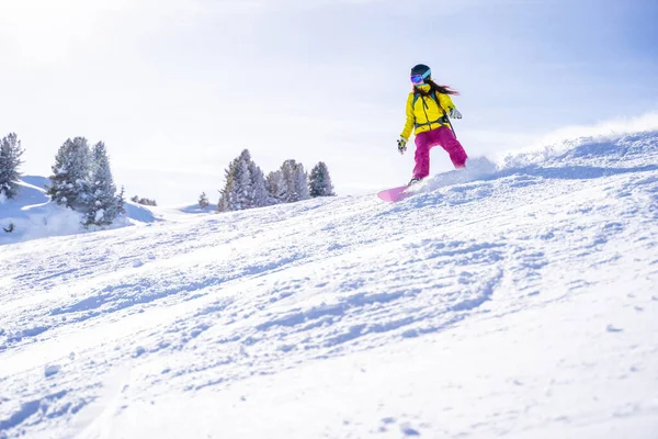 Foto de jovem atleta mulher no capacete snowboard no resort de inverno . — Fotografia de Stock